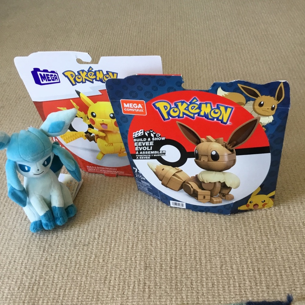 Nintendo Pokémon Eevee Build & Show Kit with Blue Glaceon Plush